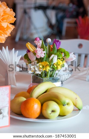 Table arrangement with fruits and flowers