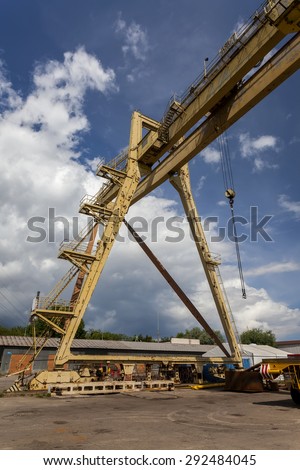 The large, old shipbuilding gantry. The inscription on the crane is \