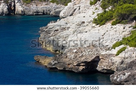 Great rock with vegetation and the sea to the left with bottom outside center