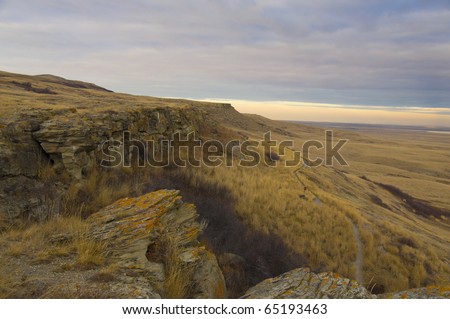 The sandstone cliffs and trail in the head-smashed-in buffalo jump historic site, alberta, canada. This site had been used by native indians to hunt groups of buffalo in thousands of years ago.