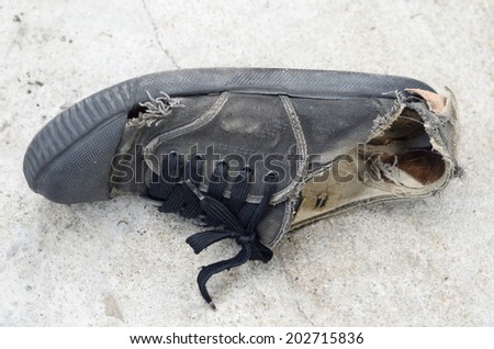 Old canvas shoes have damaged / Old canvas shoes