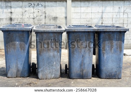 Four empty garbage bin / Garbage bin