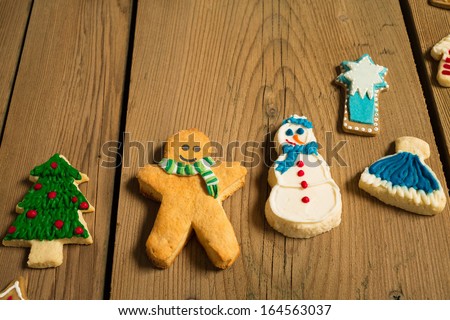 Christmas cookies on picnic table/Sweet cookies arranged in row on wooden table. Sweet decorative food for holidays.