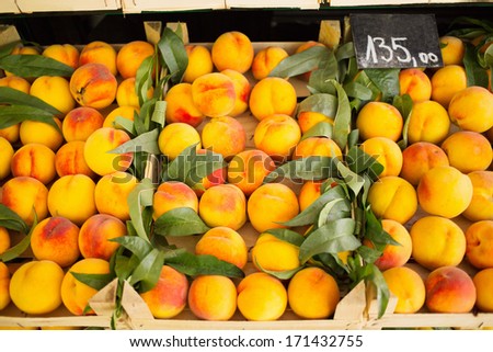Peaches at the market/Fresh peaches arranged in row, ready for selling on farmers market, Healthy sweet fruit in wooden crates.