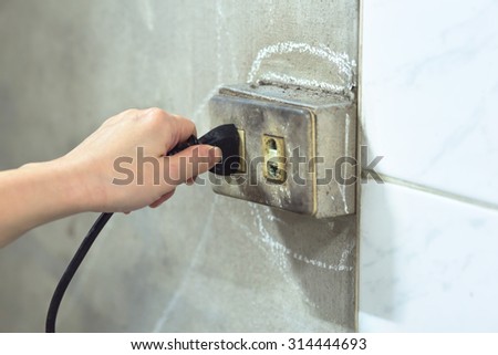female Hand pull old socket