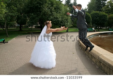 groom jumping to the bride from fountain