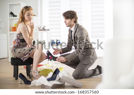 seller  propose to try shoes to a female client