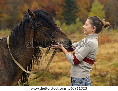 The girl speaks with the Horse