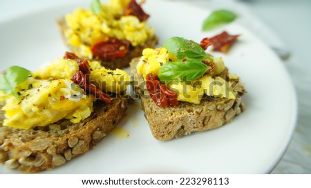 scrambled eggs on bread