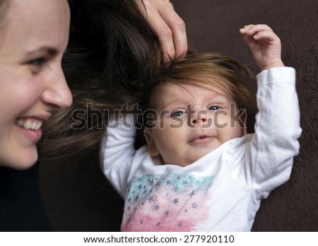 mum attached hair to his head newborn and have fun