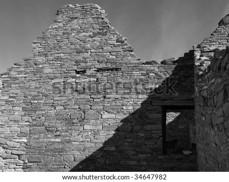 Ruined walls of the prehistoric Native American dwelling, Chetro Ketl. Chaco Canyon, New Mexico, USA.