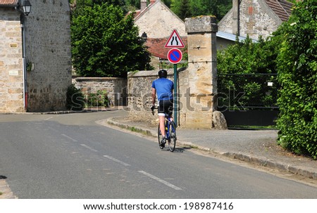 Ile de France, cyclist in the old village of Themericourt