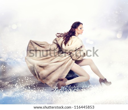Fashion Beautiful Winter Woman in Luxury Fur Mink Coat