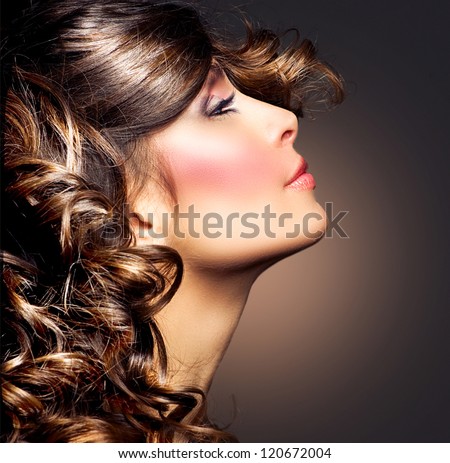 Hairstyle.Curly Hair.Beauty Woman Portrait.Brunette Girl. Beautiful Girl\'s Face closeup