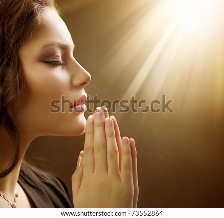 La mujer pecadora arrepentida Stock-photo-praying-woman-73552864