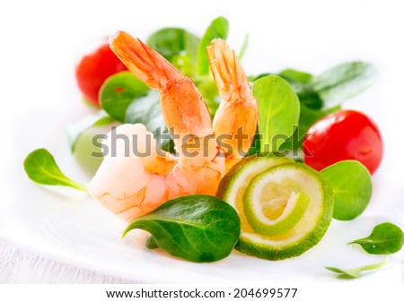 Shrimps. Prawn salad. Healthy Shrimp Salad with mixed greens and tomatoes. Diet. Weight Loss Food