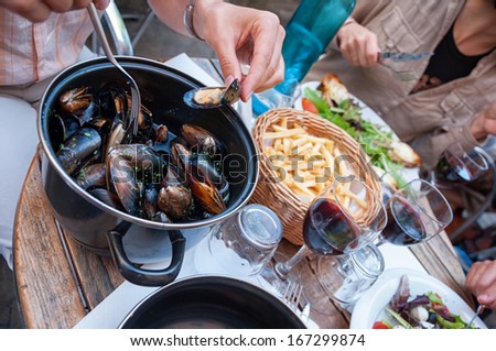 Steamed mussels with fries and wine