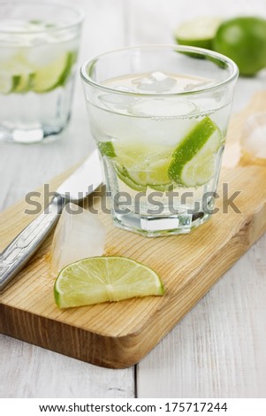 Water with ice and limes