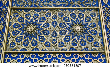 The patterns on the wall in the mosque.