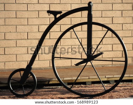 Bicycle parking rack styled like a vintage Penny-Farthing bicycle