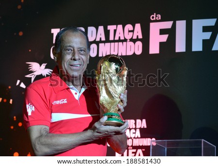 Rio de Janeiro, April 22, 2014-captain of the Brazilian national champion of the 1970 World Cup, Carlos Alberto Torres lifts the cup world cup, the cup on tour in the city of Rio de Janeiro