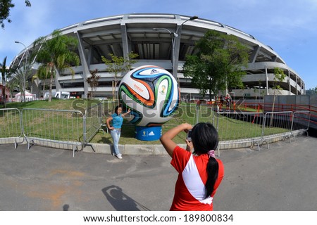Rio de Janeiro, BRAZIL, April 19, 2014 - TOUR OF THE CUP FIFA WORLD CUP. TOURISTS take pictures BALL WORLD CUP (BRAZUCA), DURING THE EVENT OF THE FIFA MARACANÃ?Ã?.