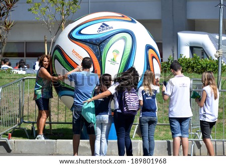 RIO DE JANEIRO, APRIL 19, 2014 - FIFA WORLD CUP TOUR OF THE CUP, the Maracana stadium IN RIO DE JANEIRO. Enjoying TOURIST TO KNOW THE BALL OF COPA (BRAZUCA).