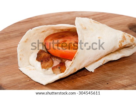 Tortilla stuffed with chicken meat, tartar sauce and tomato.