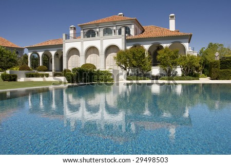 Amazing and beautiful villa with a healthy garden and a refresh water pool, located at Quinta do Lago, south of portugal