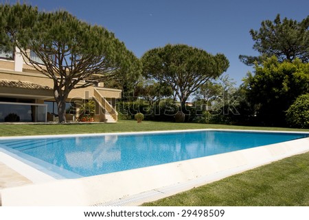 Amazing and beautiful villa with a healthy garden and a refresh water pool, located at Quinta do Lago, south of portugal
