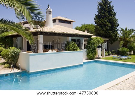 Beautiful villa with a healthy garden and a refresh water pool at Algarve, south of Portugal