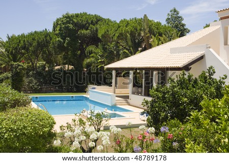 Beautiful villa with a healthy garden and a refresh water pool at Algarve, south of Portugal