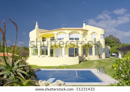 Beautiful villa with a healthy garden and a covered pool at Algarve, south of Portugal