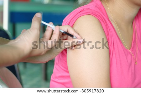 Doctors make influenza vaccine To female patients .