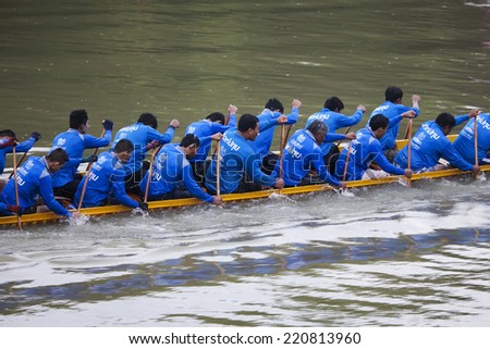 SARABURI, THAILAND - Sep 28 : The unidentified people, red and blue team are racing a long boat on the river, It\'s traditional sport in rain season on Sep 28, 2014 in Saraburi, Thailand.