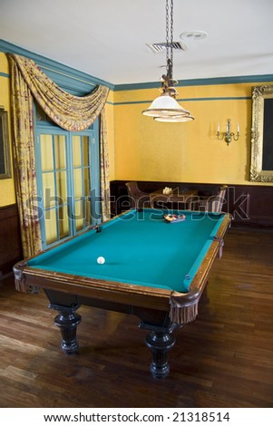 Pool table in a luxury room with nice interior decorating.