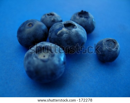 Fresh blueberries. What you see on the blue surface is not grain, its the surface of the material.
