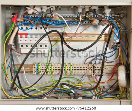 Electrical connections in a fuse box