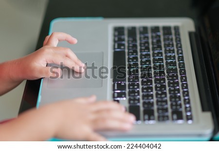 litter hand touch on touch pad notebook