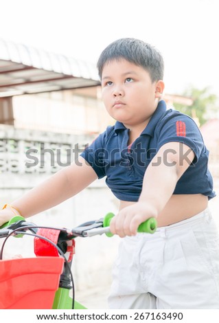fat boy engrossed to lose weight by ride bicycle