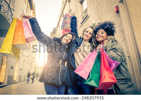 Women with shopping bags - Portrait of three pretty girls walking and looking at shops - Tourists buying clothes and presents