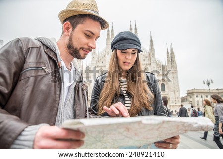 Happy tourists sightseeing city with map - Couple traveling in Italy