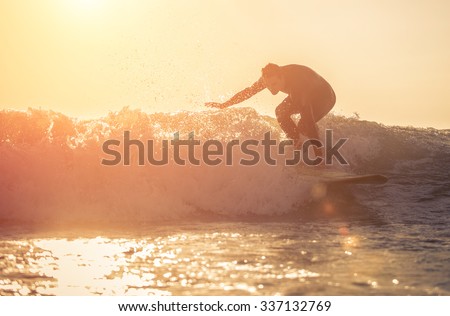 Young surfer practicing surf in Manhattan beach, california. concept about sport, vacations and nature