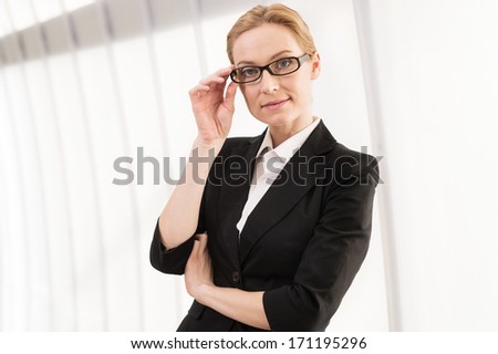 Experienced professional. Beautiful mature woman in formalwear keeping arms crossed and looking at camera