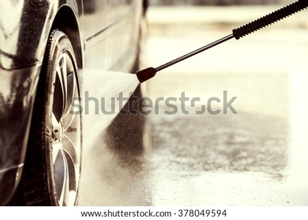 Car wash with high pressure washer