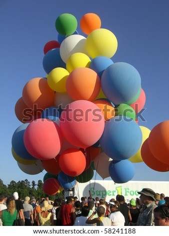 LONGVIEW, TEXAS - JULY 31: John Ninomiya takes off cluster ballooning at the Great Texas Balloon Race July 31, 2010 in Longview, Texas