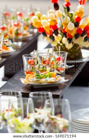 catering weddings table with glasses