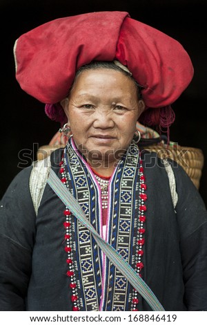 SAPA, VIETNAM -JAN 11: Unidentified woman from the Red Dao Ethnic Minority People on Januari 11, 2011 in Sapa, Vietnam. Red Dao Minority are the 9th largest ethnic group in Vietnam