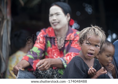 OMADAL ISLAND, SABAH, MALAYSIA - JANUARY 29 : Unidentified Sea Gypsies family on January 29, 2012 in Sabah, Malaysia. The Sea Gypsies are sea nomads that move from one place to another.