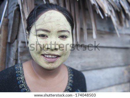 OMADAL ISLAND, SABAH, MALAYSIA - JANUARY 29 : Unidentified Sea Gypsies woman on January 29, 2012 in Sabah, Malaysia. The Sea Gypsies are sea nomads that move from one place to another.
